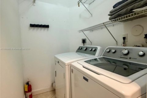 House in Miami, Florida 5 bedrooms, 261.71 sq.m. № 1958699 - photo 9