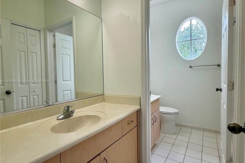 House in Miami, Florida 5 bedrooms, 261.71 sq.m. № 1958699 - photo 21