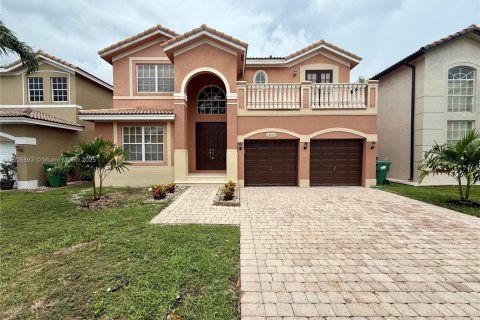 House in Miami, Florida 5 bedrooms, 261.71 sq.m. № 1958699 - photo 1