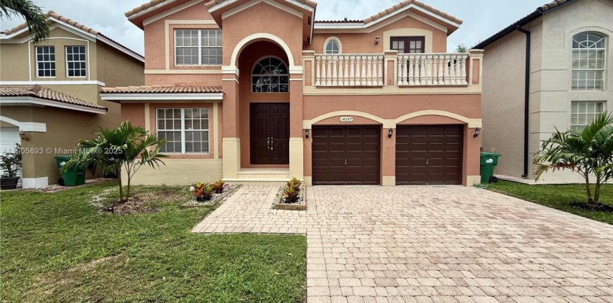 House in Miami, Florida 5 bedrooms, 261.71 sq.m. № 1958699