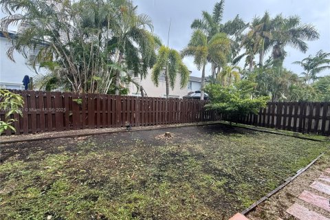 House in Miami, Florida 5 bedrooms, 261.71 sq.m. № 1958699 - photo 22