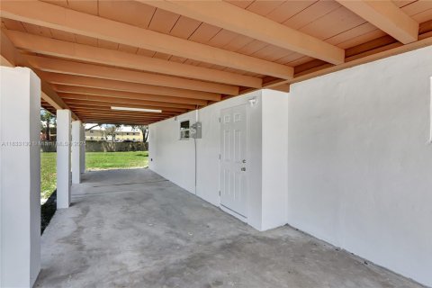 House in Fort Lauderdale, Florida 3 bedrooms, 89.93 sq.m. № 1814213 - photo 2