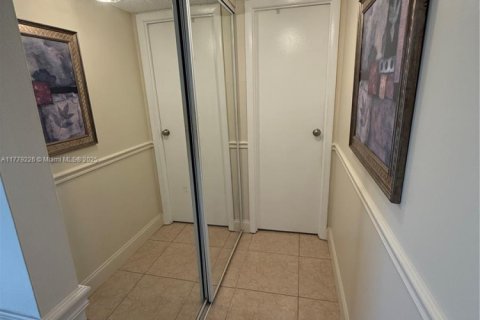 Condo in Lauderdale Lakes, Florida, 1 bedroom  № 1705292 - photo 13