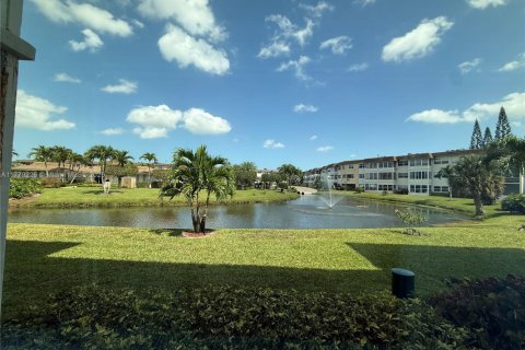 Condo in Lauderdale Lakes, Florida, 1 bedroom  № 1705292 - photo 1