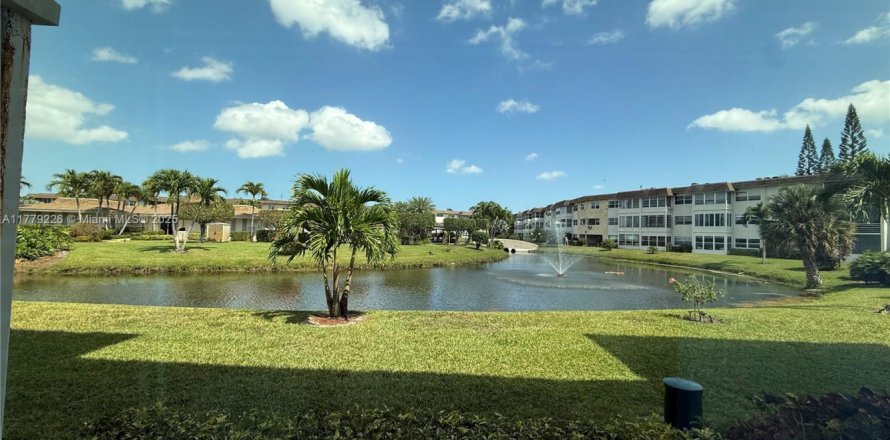 Condo in Lauderdale Lakes, Florida, 1 bedroom № 1705292