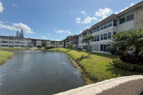 Condo in Lauderdale Lakes, Florida, 1 bedroom  № 1705292 - photo 2