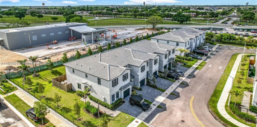 Дом в Хомстед, Флорида 3 спальни, 159.98м2 № 2034512