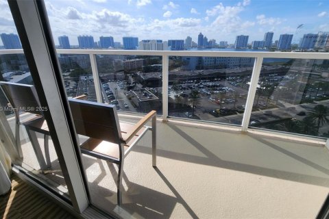 Condominio en venta en Sunny Isles Beach, Florida, 51.19 m2 № 1967479 - foto 6
