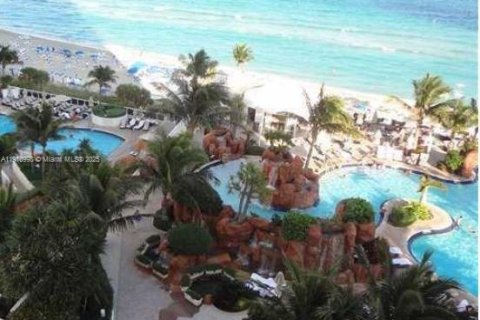 Condominio en venta en Sunny Isles Beach, Florida, 51.19 m2 № 1967479 - foto 10