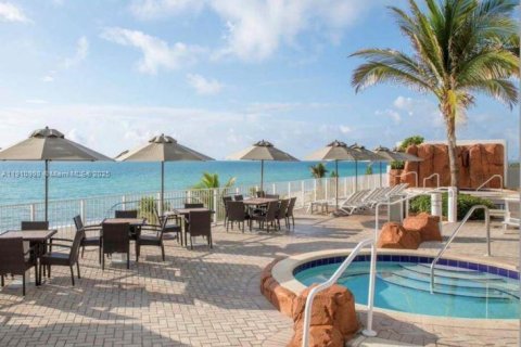 Condominio en venta en Sunny Isles Beach, Florida, 51.19 m2 № 1967479 - foto 12