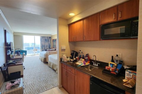 Condominio en venta en Sunny Isles Beach, Florida, 51.19 m2 № 1967479 - foto 3