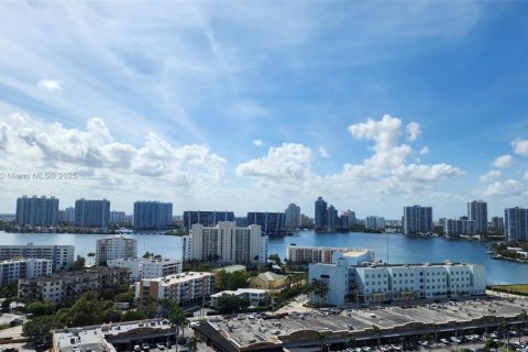 Condominio en venta en Sunny Isles Beach, Florida, 51.19 m2 № 1967479 - foto 1