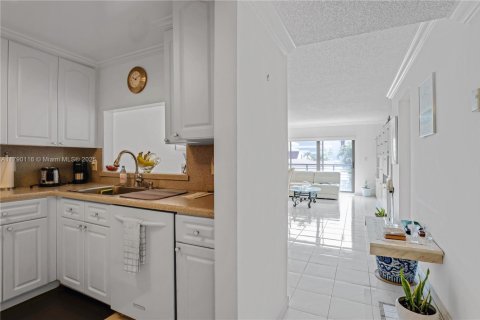 Condominio en venta en Miami Beach, Florida, 2 dormitorios, 109.16 m2 № 1863369 - foto 11