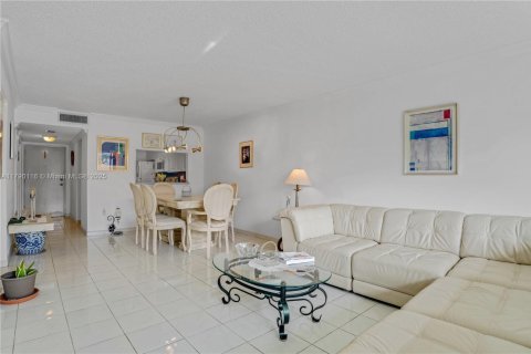 Condominio en venta en Miami Beach, Florida, 2 dormitorios, 109.16 m2 № 1863369 - foto 3
