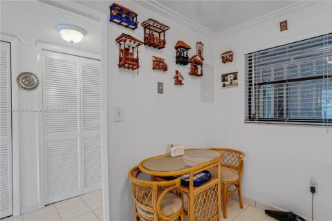 Condominio en venta en Miami Beach, Florida, 2 dormitorios, 109.16 m2 № 1863369 - foto 9