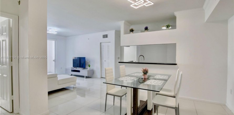 Кондоминиум с 2 спальнями в Санни-Айлс-Бич, Флорида № 1943395