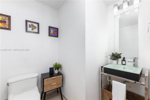 Condo in Miami, Florida, 2 bedrooms № 2083656 - photo 22