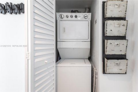 Condo in Miami, Florida, 2 bedrooms № 2083656 - photo 24