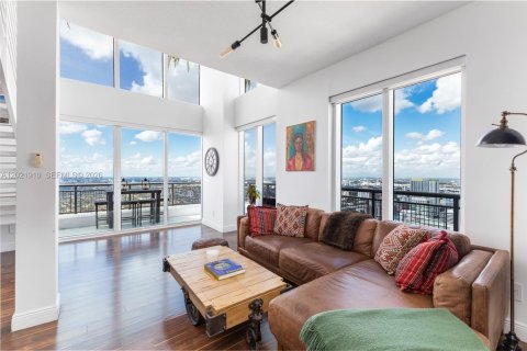 Condo in Miami, Florida, 2 bedrooms № 2083656 - photo 2