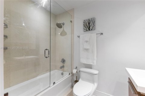 Condo in Miami, Florida, 2 bedrooms № 2083656 - photo 15