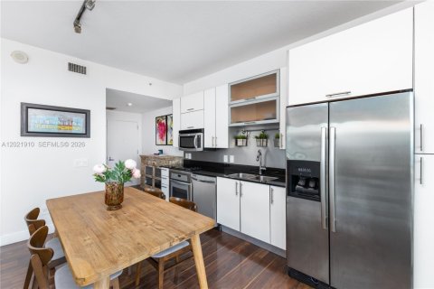 Condo in Miami, Florida, 2 bedrooms № 2083656 - photo 5