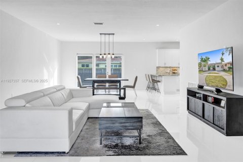 Снять в аренду виллу или дом в Майами-Спрингс, Флорида 4 спальни, 222.87м2, № 1986056 - фото 7