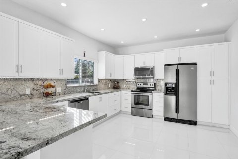 Снять в аренду виллу или дом в Майами-Спрингс, Флорида 4 спальни, 222.87м2, № 1986056 - фото 23