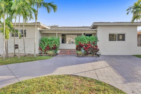 Снять в аренду виллу или дом в Майами-Спрингс, Флорида 4 спальни, 222.87м2, № 1986056 - фото 3