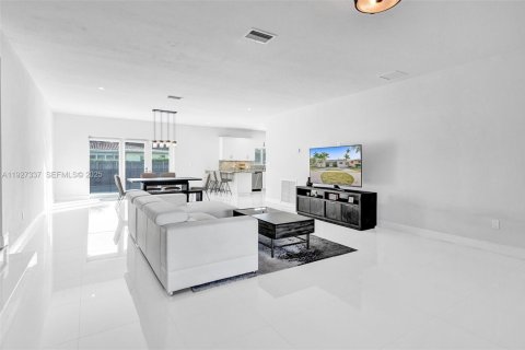 Снять в аренду виллу или дом в Майами-Спрингс, Флорида 4 спальни, 222.87м2, № 1986056 - фото 8