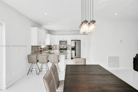 Снять в аренду виллу или дом в Майами-Спрингс, Флорида 4 спальни, 222.87м2, № 1986056 - фото 14