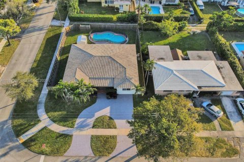 Снять в аренду виллу или дом в Майами-Спрингс, Флорида 4 спальни, 222.87м2, № 1986056 - фото 28