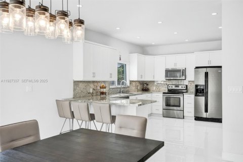 Снять в аренду виллу или дом в Майами-Спрингс, Флорида 4 спальни, 222.87м2, № 1986056 - фото 10