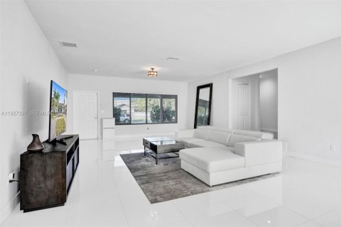 Снять в аренду виллу или дом в Майами-Спрингс, Флорида 4 спальни, 222.87м2, № 1986056 - фото 4