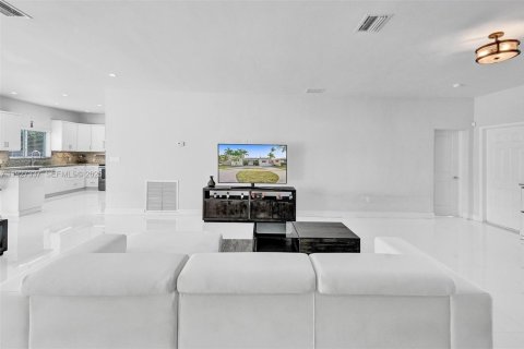 Снять в аренду виллу или дом в Майами-Спрингс, Флорида 4 спальни, 222.87м2, № 1986056 - фото 11