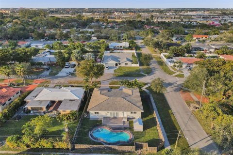 Снять в аренду виллу или дом в Майами-Спрингс, Флорида 4 спальни, 222.87м2, № 1986056 - фото 29