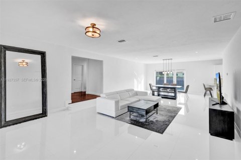 Снять в аренду виллу или дом в Майами-Спрингс, Флорида 4 спальни, 222.87м2, № 1986056 - фото 5