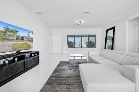 Снять в аренду виллу или дом в Майами-Спрингс, Флорида 4 спальни, 222.87м2, № 1986056 - фото 9