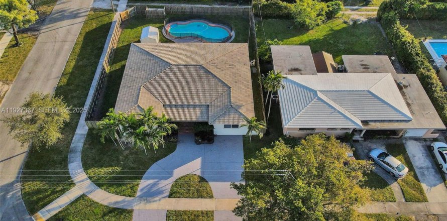 Дом в Майами-Спрингс, Флорида 4 спальни, 222.87м2 № 1986056