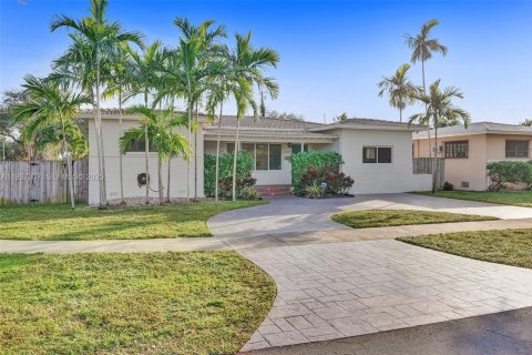 Снять в аренду виллу или дом в Майами-Спрингс, Флорида 4 спальни, 222.87м2, № 1986056 - фото 2