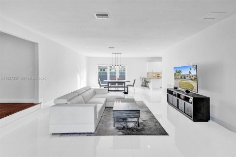 Снять в аренду виллу или дом в Майами-Спрингс, Флорида 4 спальни, 222.87м2, № 1986056 - фото 6