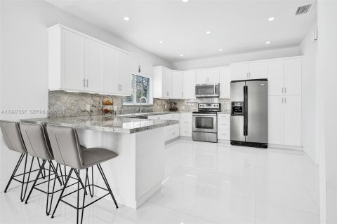 Снять в аренду виллу или дом в Майами-Спрингс, Флорида 4 спальни, 222.87м2, № 1986056 - фото 22