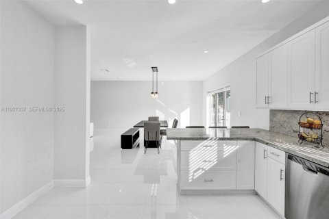 Снять в аренду виллу или дом в Майами-Спрингс, Флорида 4 спальни, 222.87м2, № 1986056 - фото 26