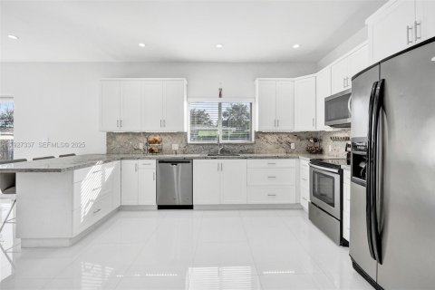 Снять в аренду виллу или дом в Майами-Спрингс, Флорида 4 спальни, 222.87м2, № 1986056 - фото 24