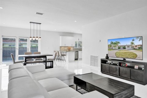 Снять в аренду виллу или дом в Майами-Спрингс, Флорида 4 спальни, 222.87м2, № 1986056 - фото 12