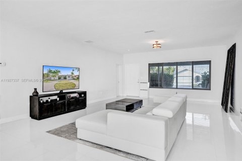 Снять в аренду виллу или дом в Майами-Спрингс, Флорида 4 спальни, 222.87м2, № 1986056 - фото 16