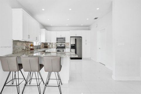 Снять в аренду виллу или дом в Майами-Спрингс, Флорида 4 спальни, 222.87м2, № 1986056 - фото 21