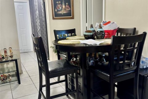 Touwnhouse à vendre à Miami, Floride: 3 chambres, 97.55 m2 № 1985281 - photo 2