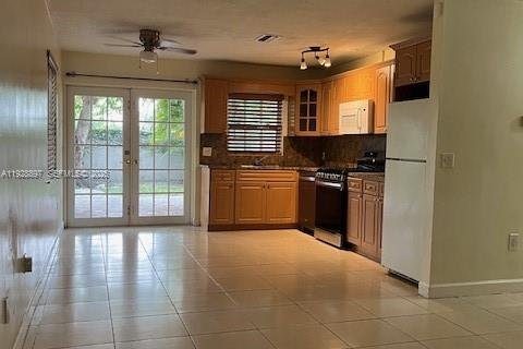 Снять в аренду виллу или дом в Санрайз, Флорида 2 спальни, 88.44м2, № 1987861 - фото 2