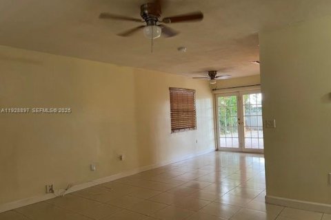 Снять в аренду виллу или дом в Санрайз, Флорида 2 спальни, 88.44м2, № 1987861 - фото 3