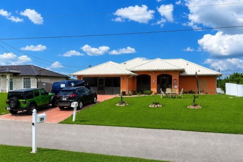 House in Lehigh Acres, Florida 4 bedrooms № 2261870
